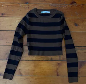 ZARA Cropped Sweater thumbnail 1