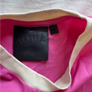 Syna - WOMEN'S TEAM SYNA TEE - PINK thumbnail 3