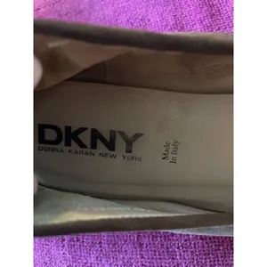 DKNY Brown Suede Ballet Flats Made in Italy Size 38.5 8.5 Shoes Comfy Luxury thumbnail 3
