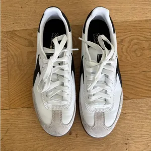 Skechers - Hotshot Kickoff Sneakers in White Gray & Black thumbnail 4