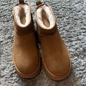 UGG Plush NWOT Women's Chestnut Suede Platform Boots‎ size 8 thumbnail 5