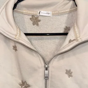 Elevated Faith Floral Half Zip Sweatshirt L Cream Cropped Cozy thumbnail 9