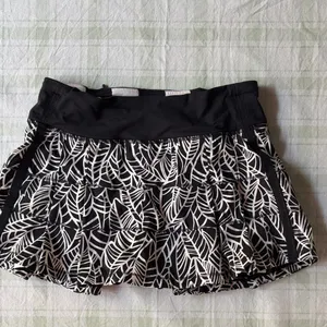 Lululemon Black and White Leaf Print Women's Skirt thumbnail 4
