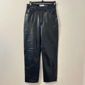 NWT Abercrombie & Fitch The Ankle Straight Ultra High Rise Vegan Leather Size 4 thumbnail 3