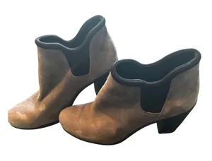 Clarks Suede Ankle‎ Booties Womens 6.5 Grey V-Cut Block Heel Casual Shoes thumbnail 1