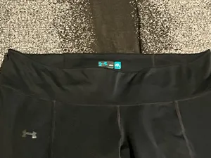 Womens medium Under Armour Fitted ColdGear Black Flare Athletic Pants thumbnail 3