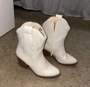 Off white boots Size 6.5 thumbnail 1