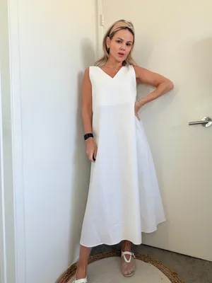 Almina Concept Sleeveless V-Neck Maxi Dress in White thumbnail 4