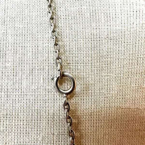 Green and silver tone vintage pendant necklace thumbnail 9