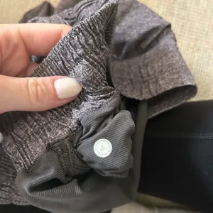 Lululemon Hotty Hot 2.5 inch Shorts Size 8 thumbnail 3