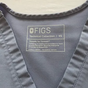 FIGS Women's casma 3 pocket scrub top. Size XS. Vapor blue rare color thumbnail 2