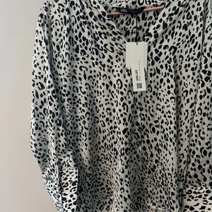 Zara Black and White Leopard Print Women's‎ Top M thumbnail 2
