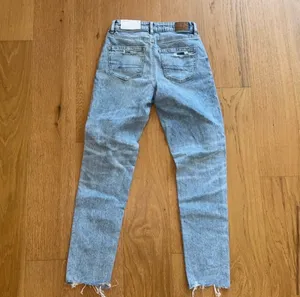 American Eagle Jeans Strigid Ripped Mom jeans size 0 25w thumbnail 2