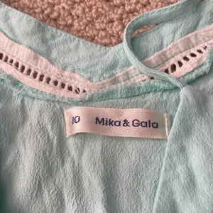 Mika & Gala Scalloped Cropped Eyelet Tank Top Blouse Aquamarine Teal Size 10 EUC thumbnail 4