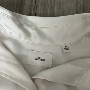 Wilfred Aritzia Silky Pearl Color Button Up Blouse Business Casual Office XS thumbnail 3