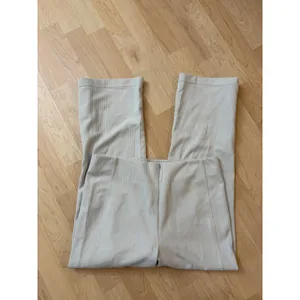 LULULEMON Ribbed Softstreme‎ Zip-Leg High-Rise Cropped Pants Size 10 In Bone thumbnail 3