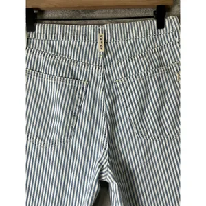Ariat Ultra High Rise Jazmine Wide Leg Jeans Blue White Denim Stripe 26R thumbnail 4