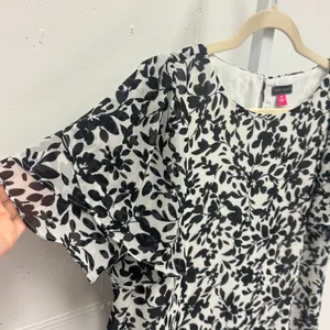 Vince Camuto Floral Tiered Flutter Sleeve Blouse 9161011 Med Womens Black White thumbnail 5