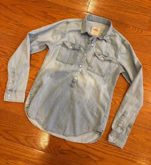 Hollister Light Wash Chambray Denim Button Front Shirt XS Casual Coastal Cowgirl thumbnail 1