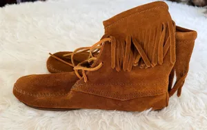 Minnetonka Women's Tramper Ankle High Suede Fringe Moccasin Bootie thumbnail 1