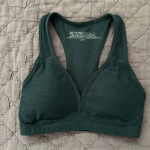Beyond Yoga Spacedye Lift Your Spirits Bra in Forrest Green Heather Size Small thumbnail 2