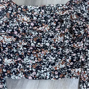 Lulus Womens Black Floral Crop Top Blouse Smocked Long Sleeve L NWT thumbnail 2
