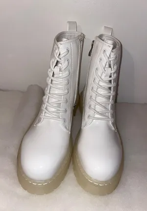 Amazing Lace Boots thumbnail 2