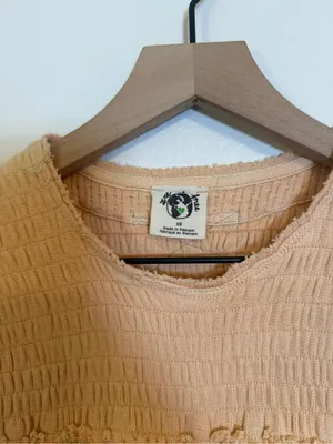 FREE PEOPLE‎ Smocked Textured Care Red Delicious T-Shirt thumbnail 4