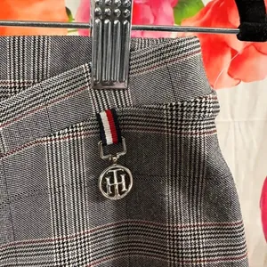 S136. Tommy Hilfiger grey plaid trousers Size 6 thumbnail 2