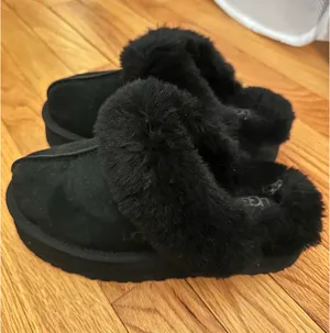 UGG Slippers thumbnail 3