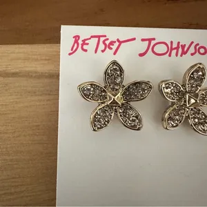 Betsey Johnson Betseyton Gold Tone Flower Stud Earrings Crystal Accents thumbnail 3