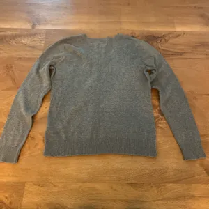 Size Medium IZOD Gray Grey Pink Argyle V-Neck Winter Sweater EUC thumbnail 5
