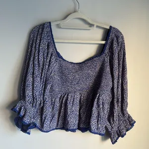 Free People Britnee Floral Cropped Peplum Smocked Puff Sleeve Top Large thumbnail 4