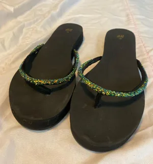 H&M black flip flops thumbnail 2