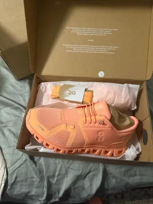 On Cloud Shoes thumbnail 2