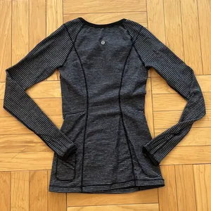 lululemon Reversible Rulu Long Sleeve Tee Top | Size 4 | EUC thumbnail 5