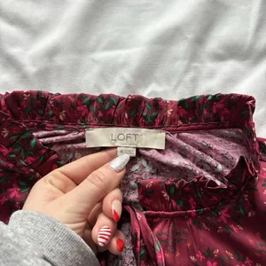 Loft Womens Size Medium Blouse Floral Red Ruffle Tie‎ Neck Officechic City thumbnail 3