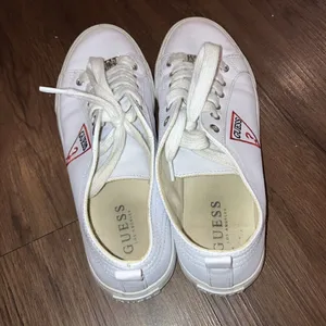 GUESS Leather Size 8.5 Catching White Red Triangle Women’s Sneakers. Preloved thumbnail 5