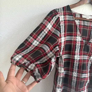LOFT Womens Shirt Blouse Red Black Plaid‎ Puff Sleeve V Neck Size Medium thumbnail 5