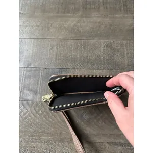 Steve Madden card case beige pebbled faux leather gold-toned hardware wristlet thumbnail 4