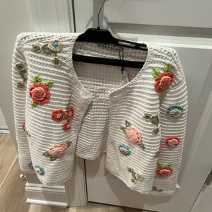 NWT Alice + Olivia ANDERSON CARDIGAN White Multi Roses M thumbnail 7