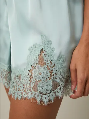 Le Lis: Elastic Waist Lace Trim Shorts Size L thumbnail 5
