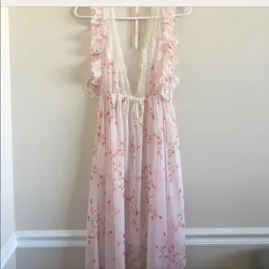Victoria’s Secret Rosebud Chiffon Flyaway Robe thumbnail 4