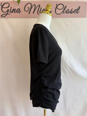 Black Short Sleeve Ruched Side V-Neck T-Shirt Size 1 by D Home thumbnail 5