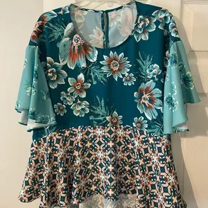 Women’s shirt Size XL thumbnail 1