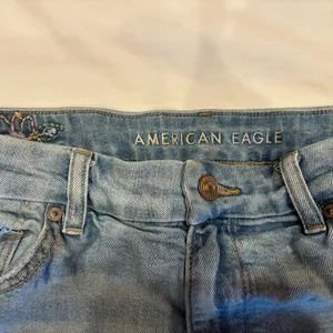 American Eagle Womans Sz12 Floral Embroidered High Rise Distressed Mom Shorts thumbnail 3
