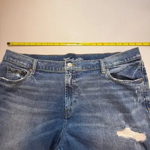 Old Navy Mid-Rise Medium Rinse Boyfriend Denim Distressed Raw Hem Jeans Plus 18 thumbnail 7
