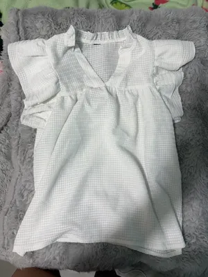 White top with puffy sleeves Size M thumbnail 1