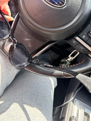 Classic Black Women's Sunglasses - Timeless Cat-Eye Style thumbnail 4