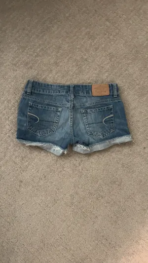 American Eagle Vintage Low-Rise Jean Shorts thumbnail 2